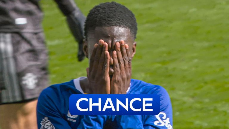 埃弗顿2-2曼联：阿因斯利·梅特兰-奈尔斯在补时阶段打入惊人扳平球，帮助球队实现戏剧性平局